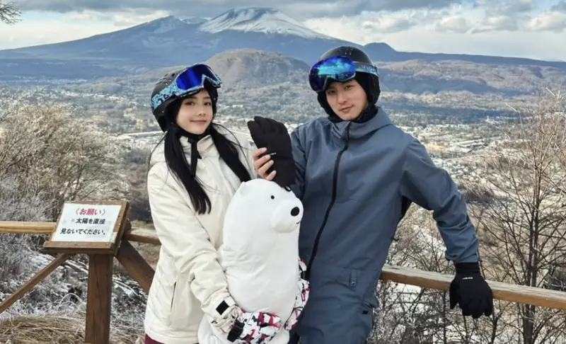 ▲小煜（右）今（8）日宣告和言言結束婚姻關係，在9月時簽字離婚，他也透露是經過沉澱後做出的決定。（圖／翻攝自IG@yangchiyu）