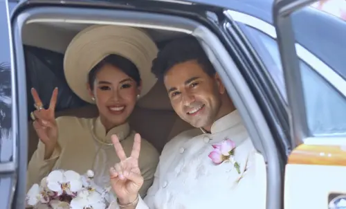 ▲新郎新娘與雙方家長身著以蓮花為主題刺繡的絲質奧黛。（圖／翻攝自越南快訊）