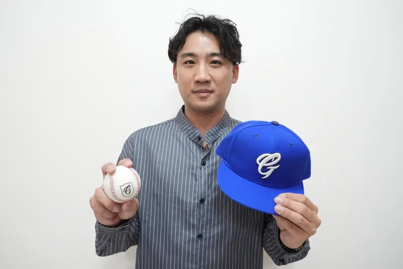 ▲前中信兄弟外野手林書逸今日加盟富邦悍將，與副領隊林威助再續前緣。（圖／富邦悍將提供）