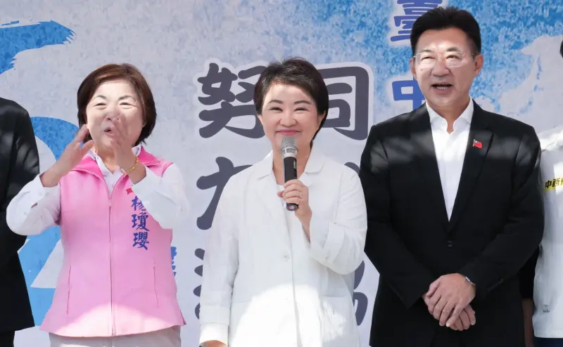 ▲楊瓊瓔和江啟臣競爭下屆台中市長黨內提名，昨天黨慶時分別站市長盧秀燕兩旁。（圖／讀者提供，2025.12.08）