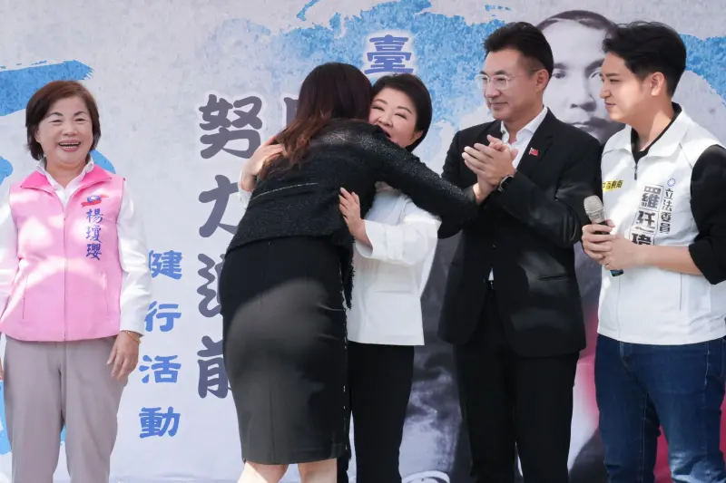    ▲國民黨主席鄭麗文和台中市長盧秀燕昨天一見面就抱抱，破解有心結傳聞，楊瓊瓔場面「很溫馨」。（圖／讀者提供，2025.12.08）  
