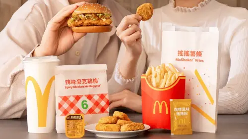 ▲台灣麥當勞12月10日開賣日本「巧克力三角派」50元！全新推出「咖哩辣味麥克雞塊」、搭配「煙燻起司風味醬」，還有咖哩辣味的搖搖薯條、雞腿堡、雙層四盎司牛肉堡與四盎司牛肉堡，請出舞蹈天團Avantgardey代言。（圖／麥當勞mcdonalds.com）