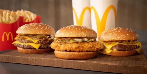 ▲左起：「咖哩雙層四盎司牛肉堡」、「咖哩辣雞腿堡」、「咖哩四盎司牛肉堡」新品。（圖／麥當勞mcdonalds.com）