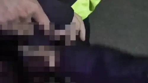 ▲信義夜店玩嗨不想走！醉男咬傷安管嗆警　「上銬裝睡」丟臉畫面曝。（圖／翻攝畫面）