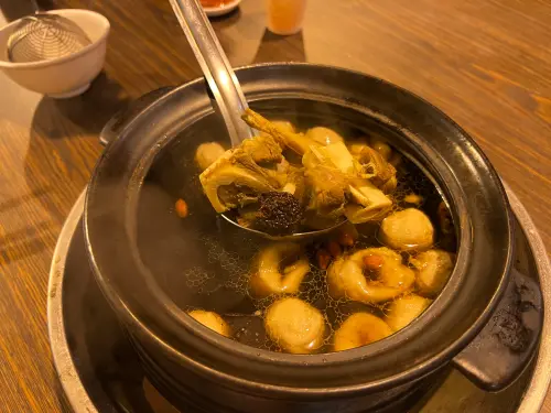 薑母鴨「只吃湯＋配料」都錯了！老饕揭祕正確吃法：保證肉嫩不柴
