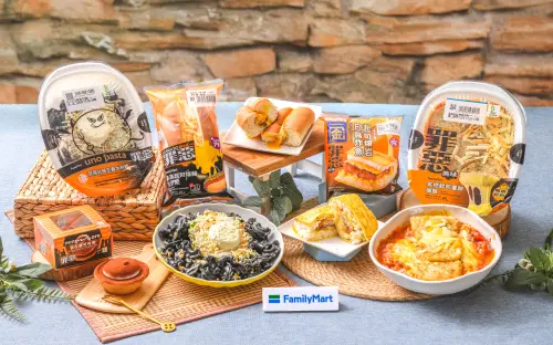 ▲新品惡魔乳酪生義大利麵99元、大口起司熔岩白醬炸魚飯糰62元。（圖／全家提供）