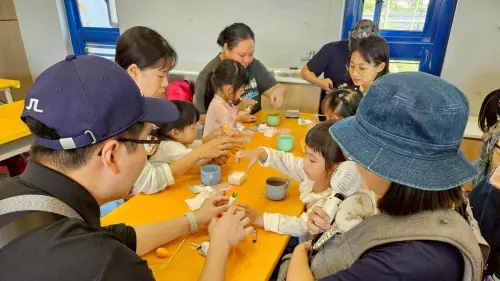 ▲輕黏土磁鐵DIY-家長與孩子們分組創作。（圖／高市府客委會提供）