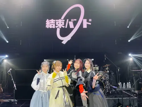 ▲因《孤獨搖滾！》動畫的高人氣，實體樂團企畫也在2022 年啟動，由飾演喜多郁代的聲優長谷川育美（右二）做為主唱活動，其他幾位聲優也會在LIVE演唱會上現身，演唱自己的角色歌曲。（圖／X@Yopipi555）