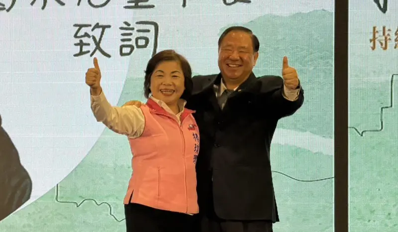 ▲個子嬌小的楊瓊瓔,在各場合和選民零距離。(圖/翻攝楊瓊瓔臉書,2025.12.08)