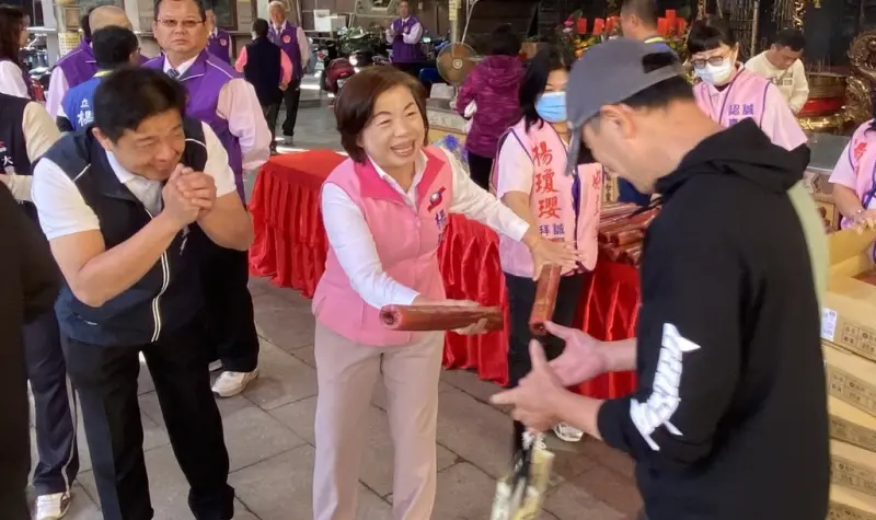 ▲個子嬌小的楊瓊瓔,在各場合和選民零距離。(圖/翻攝楊瓊瓔臉書,2025.12.08)