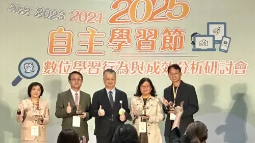 ▲三民家商校長王雪娥（右二）代表領獎。（圖／高市府教育局提供）