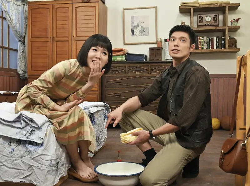 ▲何宜珊（左）在《寶島西米樂》中的閨房情趣曝光，飾演她老公的王盈凱（右）化身腳底按摩師，她害羞說要先把腳擦乾淨一點。（圖／台視提供）