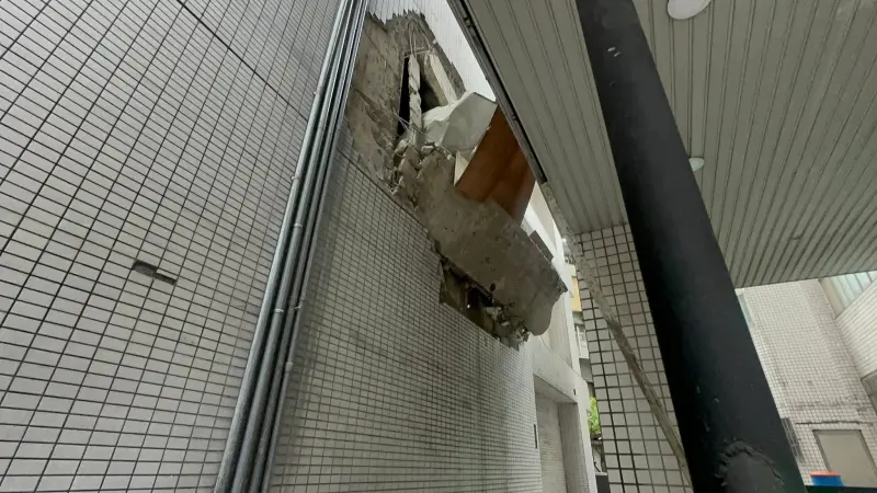 ▲新北市板橋區一間「定食8」今（8日）發生氣爆，內部被炸出一個大洞。（圖／翻攝自新北市議員黃淑君臉書）