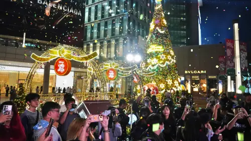 高雄聖誕打卡點爆棚！百貨巨型聖誕景點超好拍
