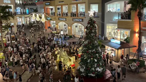 ▲SKM Park Outlets 高雄草衙打造「六大聖誕佈景」，包含巨型聖誕樹、雪花音樂秀、雪白冰屋村落、超萌北極熊等。（圖／SKM Park Outlets 高雄草衙提供）