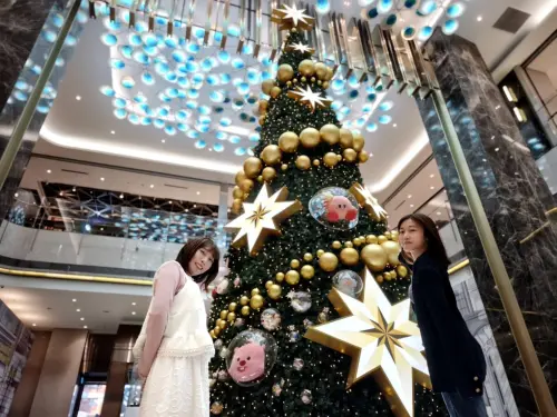 ▲高達近9米的樹身中佈置多款人氣療癒系IP進行妝點，成為社群平台上廣受歡迎的拍照打卡點。（圖／義享時尚廣場提供）