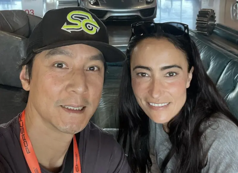 ▲吳彥祖（左）和Lisa S.（右）結婚15年，Ｌisa在學開賽車時無意中說出吳彥祖都會在自己後面發號施令，像彼此的婚姻狀況，吳彥祖則回說那是唯一能吼她的時候。（圖／摘自 IG@thatdanielwu)