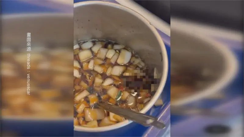 ▲台南知名牛肉湯店遭民眾拍下醬油碗中出現完整蟑螂。（圖／翻攝自Threads_venusscar）