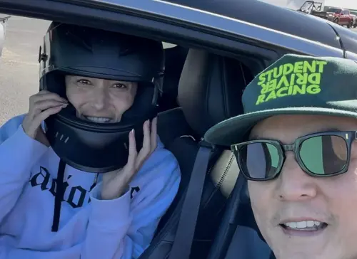 ▲吳彥祖（右）教妻子Lisa S.（左）開賽車，態度溫和，網友大讚難怪他們結婚15年，彼此之間仍很甜蜜。（圖／摘自 IG@thatdanielwu)