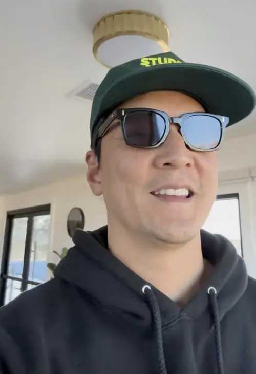 ▲吳彥祖（如圖）教妻子Lisa S.開賽車，從中得到不少樂趣，臉上看來都是笑意。（圖／摘自 IG@thatdanielwu)