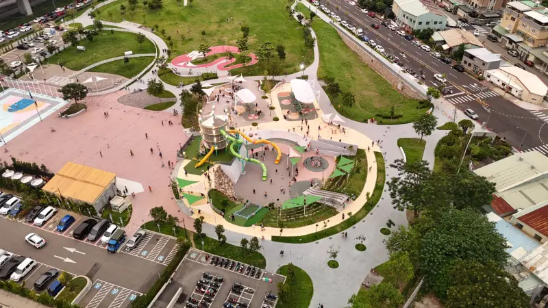 ▲太平區「馬卡龍公園」設有全國戶外最高11公尺高塔溜滑梯，帶來極限挑戰的樂趣(圖／建設局提供2025.12.8)