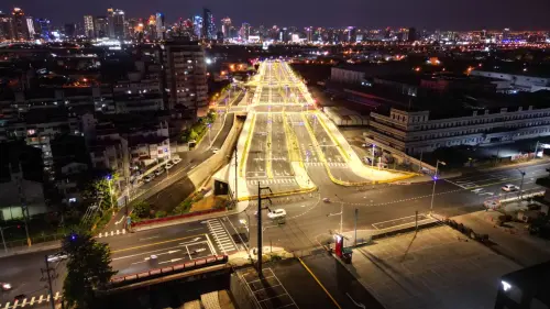 ▲市政路夜間在金黃燈光照映下，猶如通往工業區的「黃金大道」(圖／建設局提供2025.12.8)