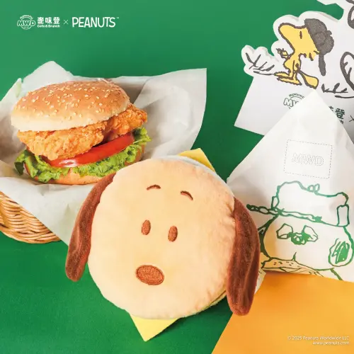 ▲麥味登「史努比鬆餅堡絨毛玩偶吊飾」359元。（圖／麥味登FB）