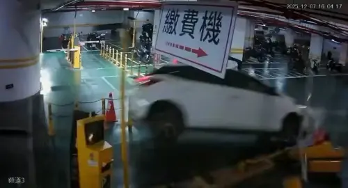 iRent出事了！北市停車場暴衝「撞斷整根柵欄」噴飛　網嚇：超扯
