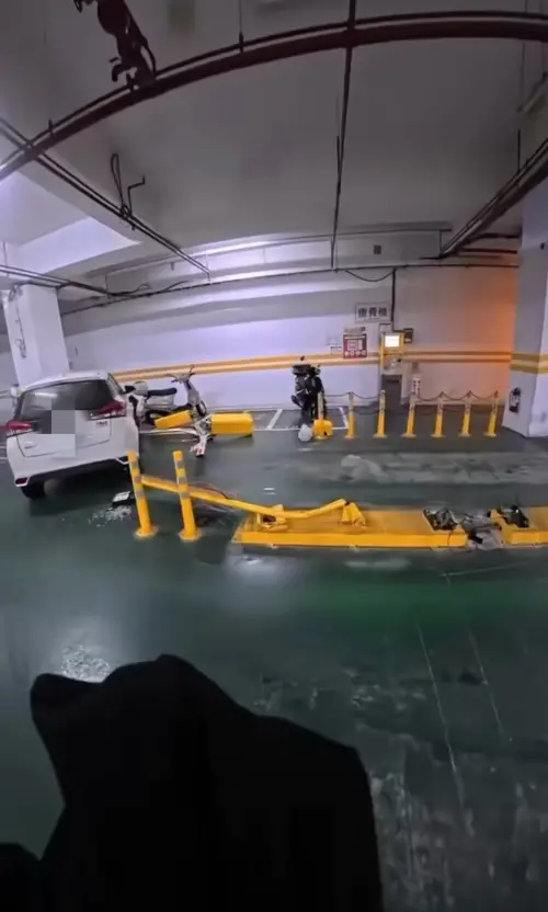 ▲iRent出事了！北市停車場暴衝「撞斷整根柵欄」噴飛　網嚇：超扯。（圖／翻攝自爆料公社）