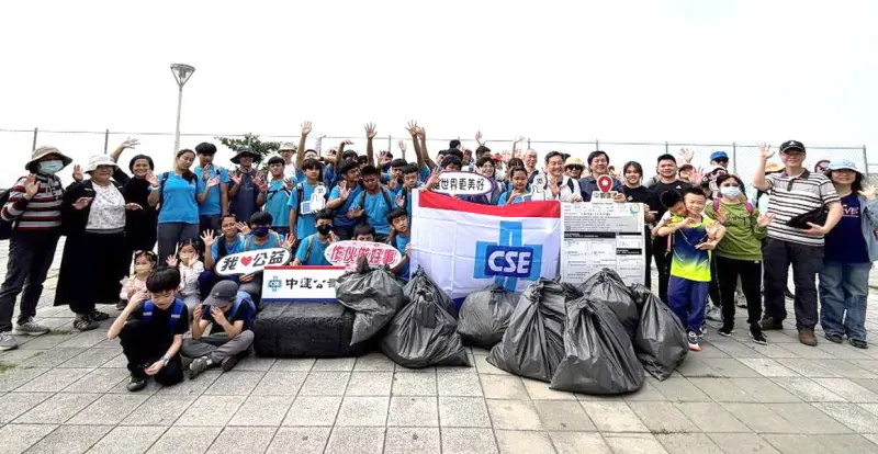 ▲中鋼運通公司攜手茂林國中共同舉辦蚵仔寮海岸淨灘愛海洋公益活動，在地淨灘守護海洋，期落實ESG永續使命。(圖／中鋼運通公司提供)