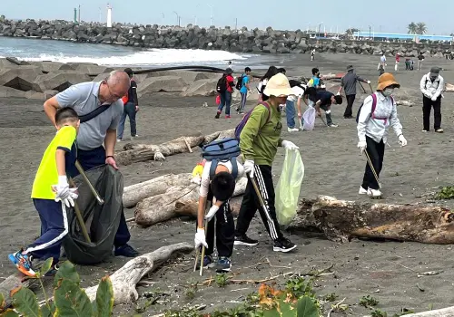 ▲中鋼運通公司攜手茂林國中舉辦蚵仔寮海岸淨灘愛海洋公益活動，以善盡企業社會責任。(圖／中鋼運通公司提供)