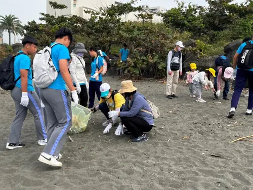 ▲中鋼運通公司攜手茂林國中舉辦蚵仔寮海岸淨灘愛海洋公益活動，期落實ESG永續使命。(圖／中鋼運通公司提供)