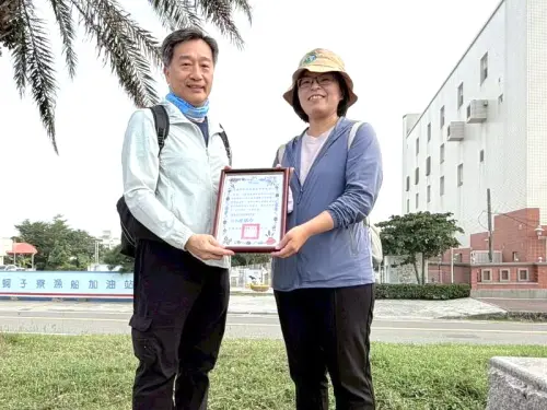 ▲高雄市茂林國中校長陳儷今(右)致送感謝狀，由中鋼運通公司董事長黃一中(左)代表接受。(圖／中鋼運通公司提供)