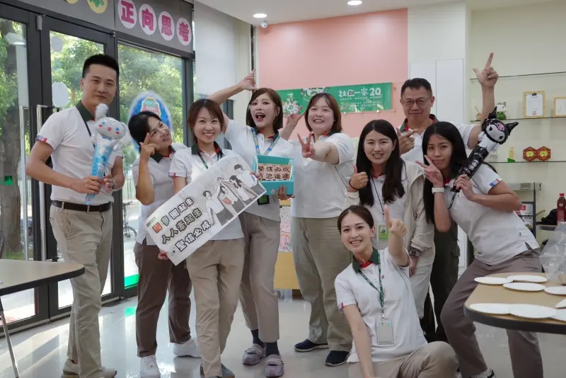 ▲信義房屋竹北六家店經理江矜（左四）曾任科技業業務工程師2年，跳脫舒適圈轉戰房仲業，她在第一個完整年就破千萬業績，再下一年就選上店主管。（圖／信義房屋）