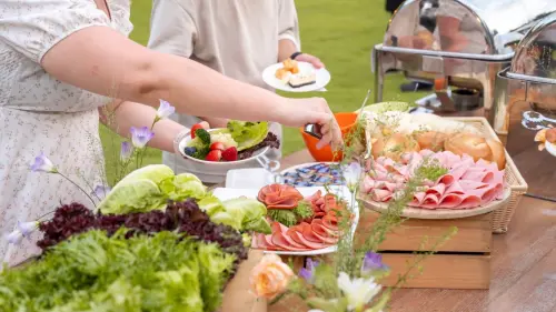 ▲餐飲部分推出豪華炭烤海陸盤，包括龍蝦、爐烤美國安格斯牛、現烤BBQ等精緻個人主餐，並搭配超過30道料理的「半自助 Semi-buffet」。（圖／青青食尚花園會館提供）