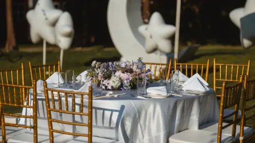 ▲「落羽松變色季 × 星空BBQ派對」將聖誕節元素與落羽松季結合，旅人能在森林裡散步、品嘗美食，在自然與音樂陪伴下度過充滿儀式感的聖誕週末。（圖／青青食尚花園會館提供）