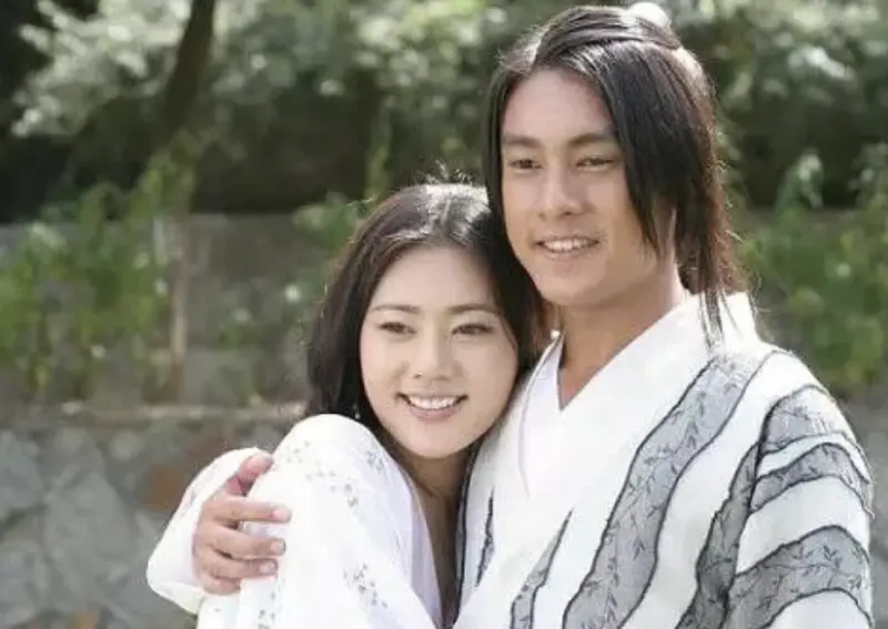 ▲朱孝天（右）在演藝生涯中主演《楚留香傳奇》堪稱是最驚人的紀錄，當時曾被中國觀眾喊拒看，還諷刺是「門檻新低」。（圖／摘自 港味 FB）