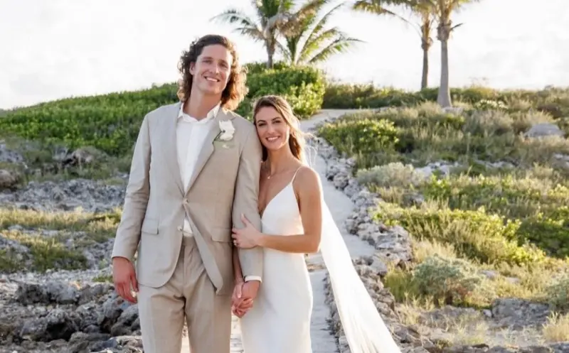 ▲道奇隊強投「雪哥」格拉斯諾在個人社群發布喜訊，與交往4年的女友梅根牽手走向婚姻殿堂。有趣的是，格拉斯諾當初對觀眾席上的梅根一見鐘情，用一顆球搭訕成功。（圖／取自格拉斯諾IG）