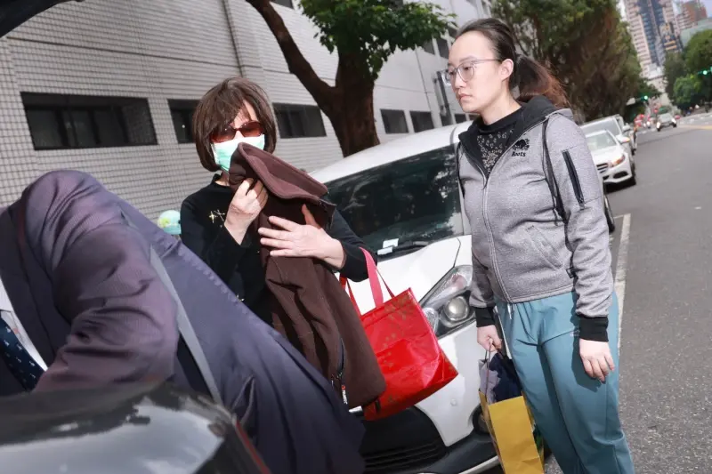 ▲徐巧芯的婆婆（左）為女兒劉向婕（右）辦理交保。劉向婕因涉嫌為詐團洗錢2701萬，羈押1年8個多月。（圖／記者葉政勳攝）