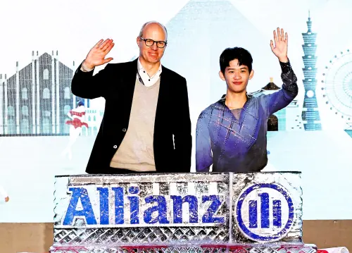 ▲安聯人壽總經理羅偉睿(左)與中華隊花式滑冰選手李宇翔。圖/安聯提供)