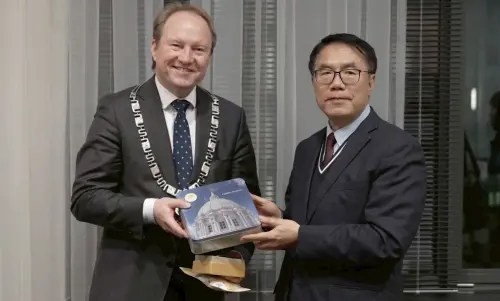 ▲ 黃偉哲（右)致贈鳳梨酥給范德盧(左)。（圖／南市府提供）