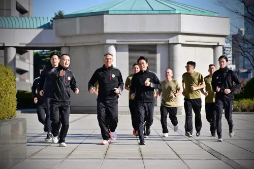 影／不只馬克宏會跑！日防相小泉與澳防長一起慢跑　並肩揮灑汗水
