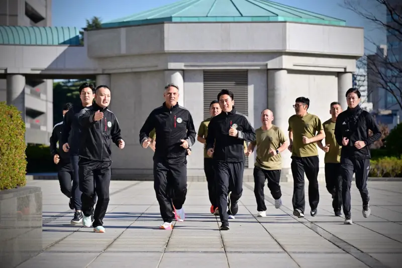 ▲日本防衛大臣小泉進次郎與澳洲國防部長馬勒斯（Richard Marles）在防衛省內一同慢跑。（圖／小泉進次郎Ｘ）