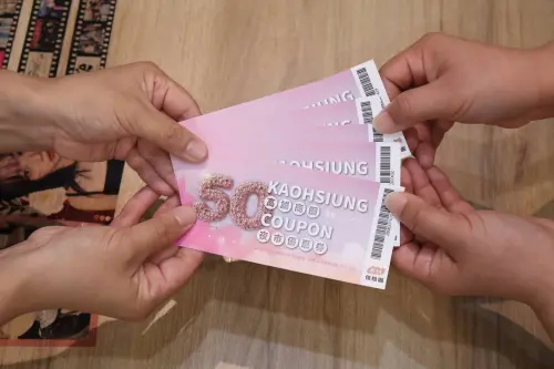 ▲高雄市府不斷透過產業串聯導流消費人潮，讓高雄商圈、夜市、餐酒館、百貨及夜經濟及周邊產業全面受惠。（圖／高雄市政府）