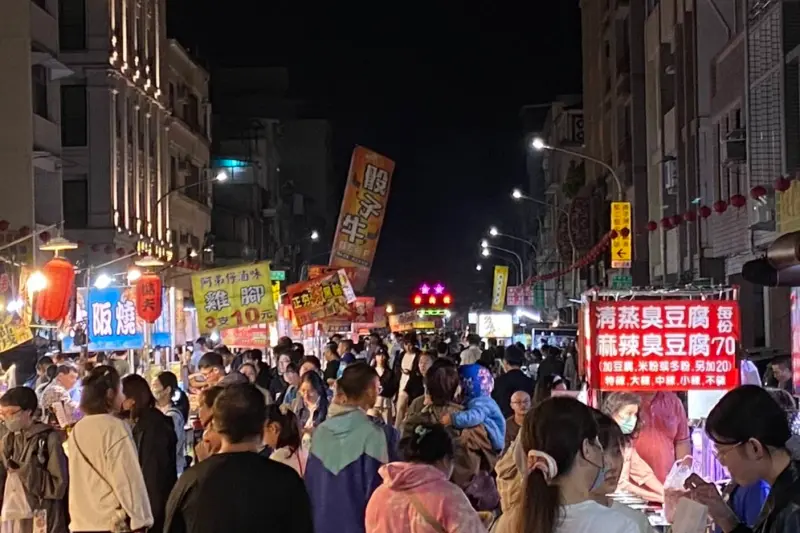 ▲隨著大批歌迷到訪高雄，帶動高雄夜經濟全面爆發，各大夜市人潮絡繹不絕，攤位前排隊人流一路延伸。（圖／高雄市政府）