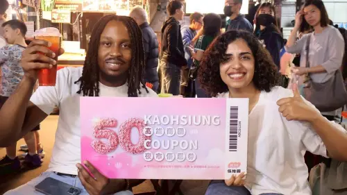 ▲隨著大批歌迷到訪高雄，帶動高雄夜經濟全面爆發，各大夜市人潮絡繹不絕，攤位前排隊人流一路延伸。（圖／高雄市政府）