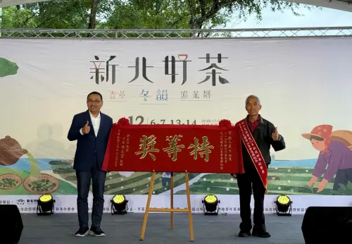 ▲新北市長侯友宜6日出席冬季包種茶比賽頒獎典禮，頒發特等獎匾額予5屆冠軍茶王鄭冬泉。(圖／新北農業局提供）