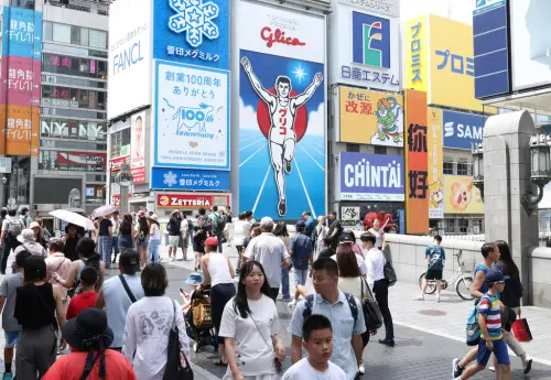 ▲日圓疲弱也帶動「爆買」風潮，社群平台大量出現遊客展示日本戰利品的影片。圖為日本大阪商業區。（圖／美聯社／達志影像）