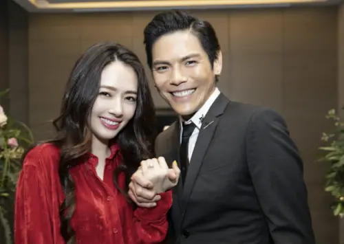 ▲千億遺產全給郭碧婷（右）！蘇家宏律師解析，向華強決定留媳不留子，關鍵在於香港法律無「特留分」強制保障，向佐（左）在法律上爭不到產，突顯豪門布局智慧。（圖／摘自 向太Tiffany陳嵐 微博）