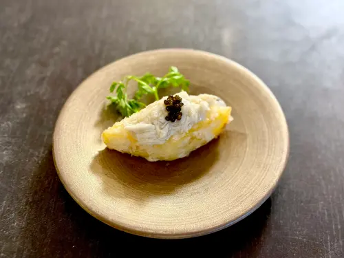 ▲老菜新作「手拆蟹肉戈渣」，開吃老饕最愛的紅蟳。（圖／記者蕭涵云攝）